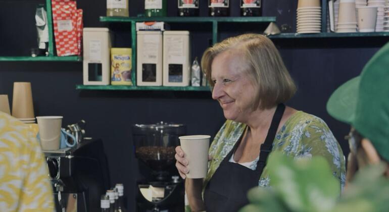 В кафе «Зеленая чашка» нет пластиковых стаканчиков или крышек, а посетители, которые приносят свои кружки, получают 15-процентную скидку.